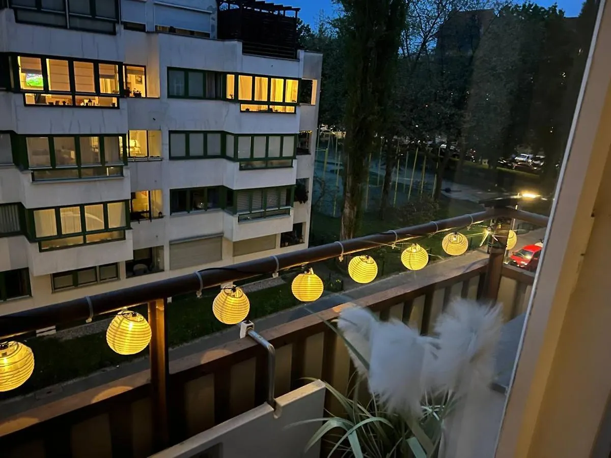 Cozy Modern Apartment With Small Balcony In The Heart Of ベルリン ドイツ