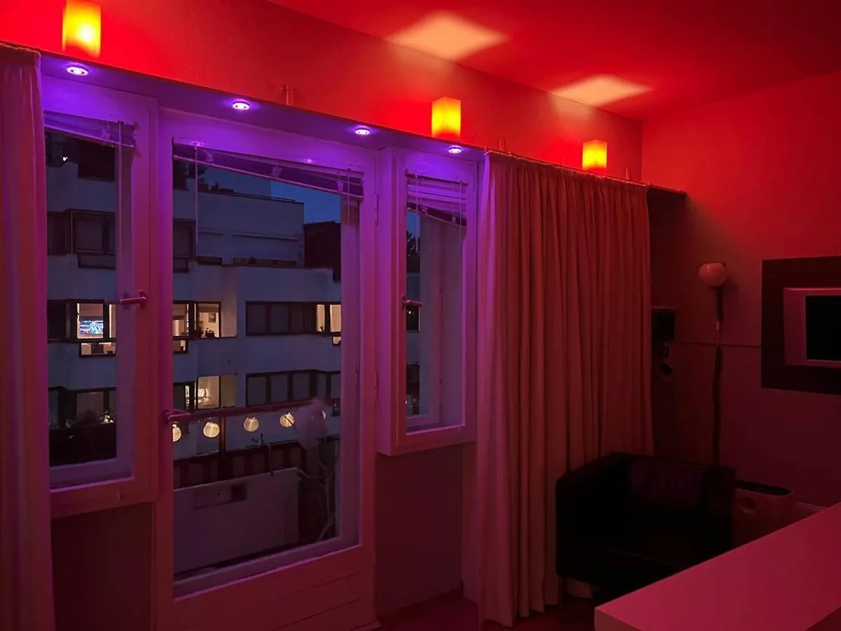 Cozy Modern Apartment With Small Balcony In The Heart Of ベルリン