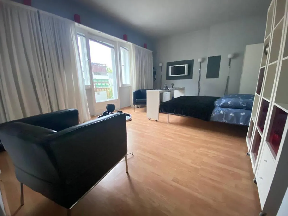 Cozy Modern Apartment With Small Balcony In The Heart Of ברלין